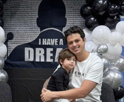 Papá abrazando a su hijo en un evento de Tiniciti