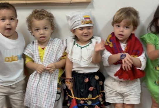 Niños de Tiniciti con trajes típicos colombianos