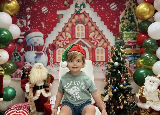 Niño con gorro navideño en la celebración de Navidad de Tiniciti